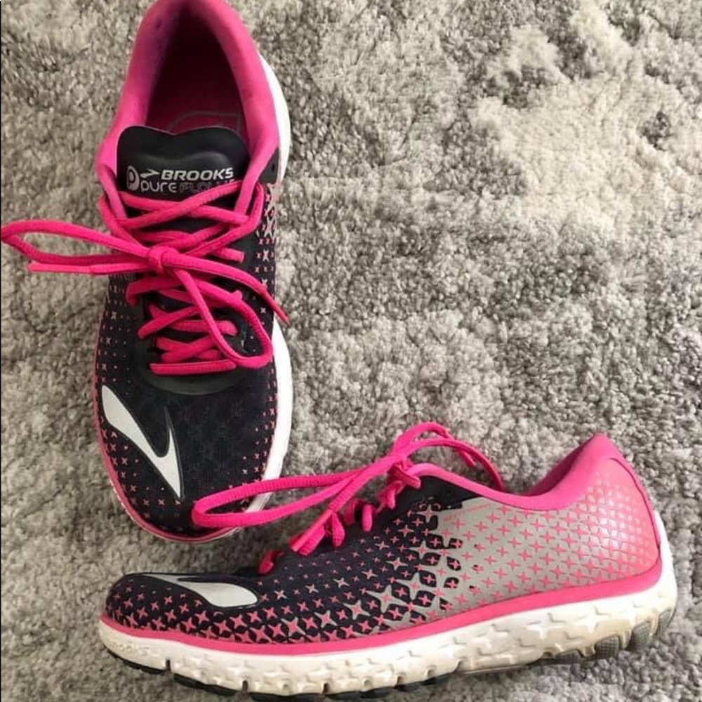 SOLD ON CURT*SY Brooks running shoes